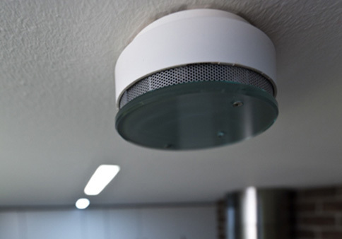 Klasický detektor kouře je součástí požární signalizace